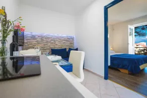 Goran Studio 2 - Charming Couples Retreat with Parking - Image 4