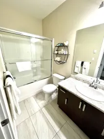 Newer private cozy 1 bdrm suite located 5 mins from all amenities. - Image 3