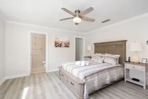 Newly remodeled. Waterfront. 7 min walk from the beach! - Image 5
