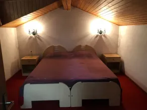 Spacious and bright attic room - Image 4