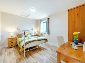 2 bedroom accommodation in Matfield - Image 4