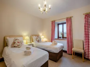 5 bedroom accommodation in Sculthorpe, Fakenham - Image 4