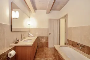 Luxurious Viila on two floors of 221 m2 consisting of a double dining room with kitchen equipped with dishwasher, microwave oven, electric oven, fridge and freezer.Comfortable sofas, fireplace, large breakfast bar, two double bedrooms with private bathro - Image 4