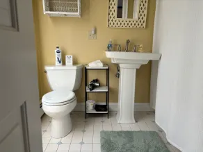 Modern Cottage in Downtown NPT-Walk to All - Image 2
