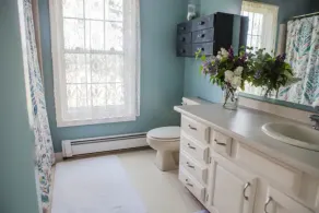 Charming 5-bedroom cottage near Lake Champlain and Downtown Burlington - Image 3