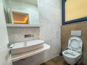 Private pool and garage - Image 3