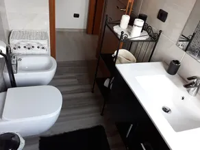 Smuk lejlighed ved Comosøen med privat have og søudsigt - Image 2