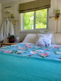 Unique Little Island Cottage Getaway with Stunning Views. - Image 4