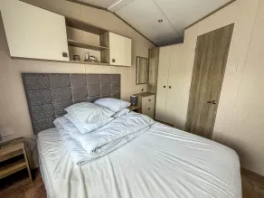Beautiful Caravan With Decking And Wifi At Azure Sea, Suffolk Ref 32025Az - Image 5