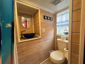 Red Lifeguard Stand - Vivre grand dans une petite maison avec WiFi gratuit - Image 3