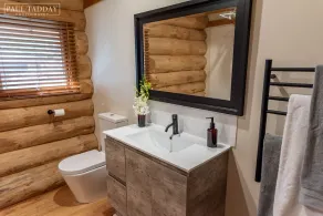 Amaruq Log Cabin - Image 2
