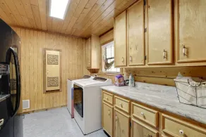 Lonesome Dove - Spacious Log Cabin on 8 Acres, Ample Outdoor Amenities - Image 2
