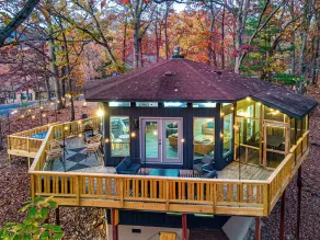 Campfire Lodge: Mid-Century Charm & Indoor Fire Pit - Image 5