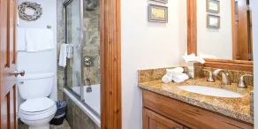 Vues des pistes de Vail, des bains à remous, à pied de la télécabine Lionshead, des boutiques et des restaurants. - Image 5