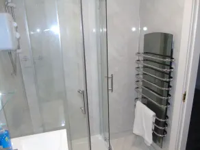 Captivating 1-Bedroom Apartment in Bolton - Image 4