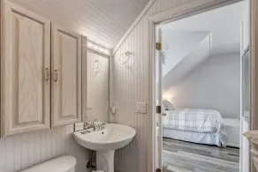 Adorable Dog Friendly Garage Apartment in the Historic District of Old Town! - Image 5