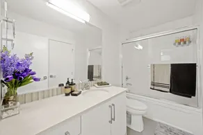 Modern yet comfy 3 bed suite in Surrey - Image 2