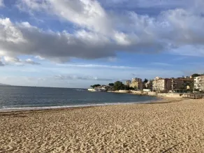 Landskab i byen, stranden og butikker nede på gaden. - Image 5
