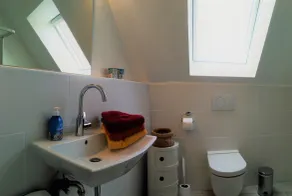 30 m til stranden, lyse lejlighed med sydvendt altan, strand stol, indendørs pool og sauna - Image 3