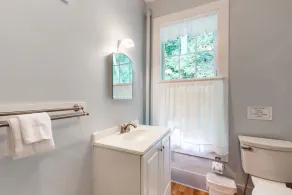 Gorgeous dog-friendly lakefront cottage with full kitchen and grill - Image 4