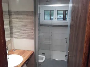 Maison individuelle avec un grand jardin et une immense piscine - Image 3