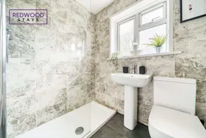 2 Bed 1 Bath House, Perfect for Corporate, Contractors & Families Free Parking, Garden, Netflix By Redwood Stays - Image 3