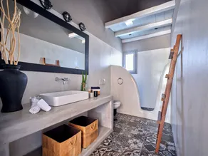 Villa de rêve de sel de mer sur la plage de Santa Maria, Naousa, Paros - Image 3
