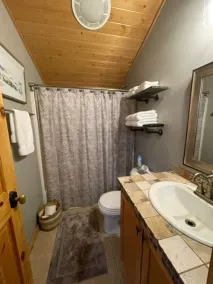Dog friendly, updated cabin- hot tub & fenced yard, 5 min to Lake Easton/Kachess - Image 5