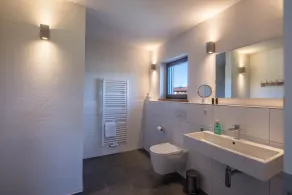 Casa de férias de design luxuoso com vista para a montanha, lareira e jardim - Image 5