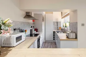 Carmel Apartments Queen Street Residence - Image 3