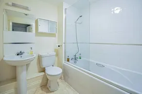 Entire Apartment Sleeps 4 Near the River Thames - Image 3