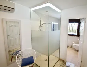 Villetta con vista mare e piscina, priv. Accesso alla spiaggia, moderno e completamente rinnovato - Image 3