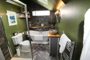 A cottage that sleeps 2 guests  in 1 bedroom - Image 4
