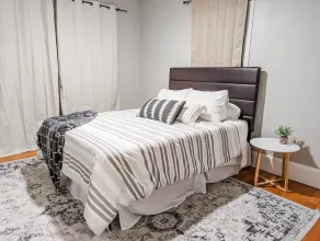 Downtown Historic Bungalow- Pet friendly fully fenced backyard - Image 5