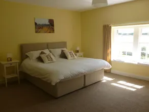 Smagfuldt renoveret, ideelt beliggende sommerhus for en fredelig eller aktiv pause. - Image 3