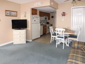 Beachblock condo with pool and only steps from the beach - Image 4