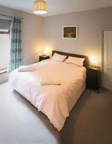 Superking beds, spacious and comfortable first floor apartment near town centre - Image 4