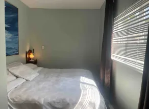 Pet friendly lane home, Mins away from mtns & waterfront city of North Vancouver - Image 4