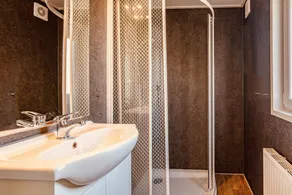 Cozy chalet on famous Smitsgracht canal with hardwood deck and all comforts. - Image 3