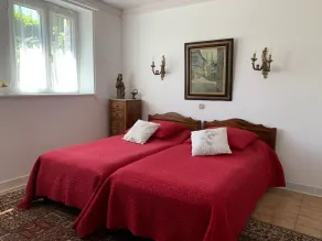 apartment on the ground floor of a villa, directly by the sea - Image 4