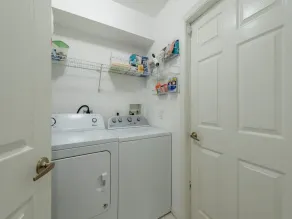 Naples Home Centrally Located Close To Beach & Restaurants - Image 3