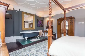 The One and Only Place to Stay in Central London - Image 5
