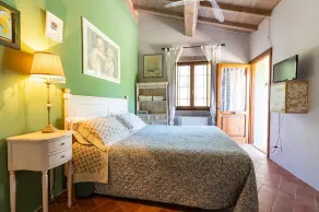 Intimate independent room for couples - Image 5