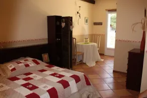Studio 5 in a charming building, swimming pool in the middle of vineyards - Image 4