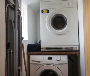 Cosy, king apartment + Free parking - Image 2