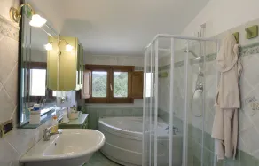 fritliggende hus med have, køkken, vaskeri, badeværelse med jacuzzi - Image 3