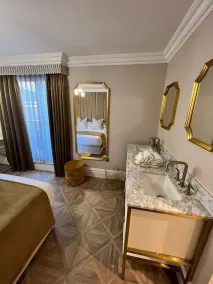 Awarded 'Best Boutique Stay' w/hot tub, bar and karaoke room - Image 5