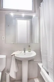 Walk to Gaudi's Buildings - \"ValA\" High Ceilings - Free Luggage Storage Service. - Image 2