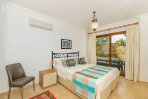 Beautifully-located Large 2 bed, sea view garden apartment with shared lge pools - Image 4