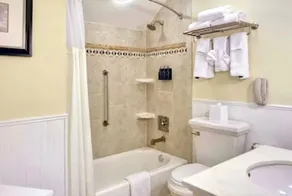 Lovely condo with water & golf course view - Image 2